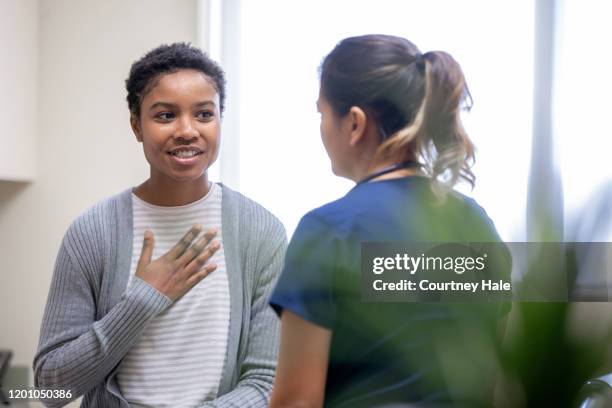 enfermera explicando buenas noticias a paciente senal - belleza y salud fotografías e imágenes de stock