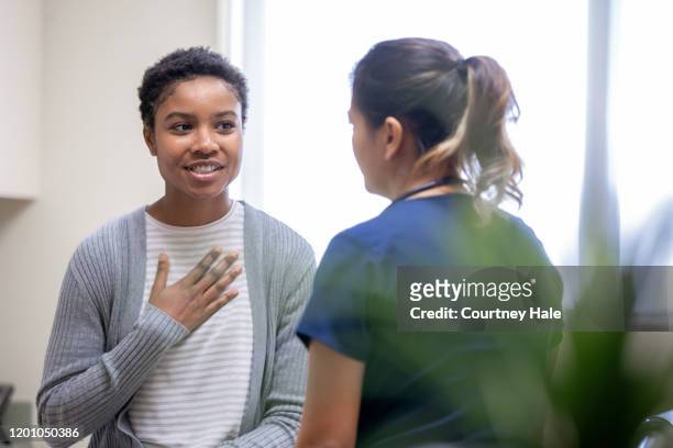 nurse explaining good news to female patient - discussion imagens e fotografias de stock