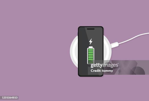 illustrations, cliparts, dessins animés et icônes de le téléphone mobile a une batterie complète sur un chargeur sans fil - chargeur de batterie