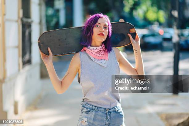 skater mädchen entspannen in den straßen von buenos aires - purple hair stock-fotos und bilder