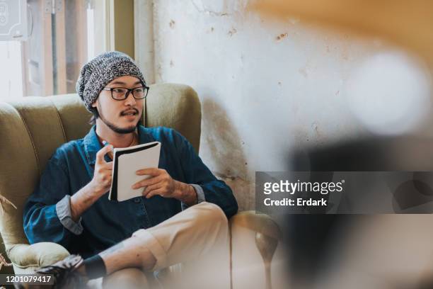 levensstijlen van hipstermannen terwijl hij de ideeën van zijn werk in het rustieke café denkt - author stockfoto's en -beelden