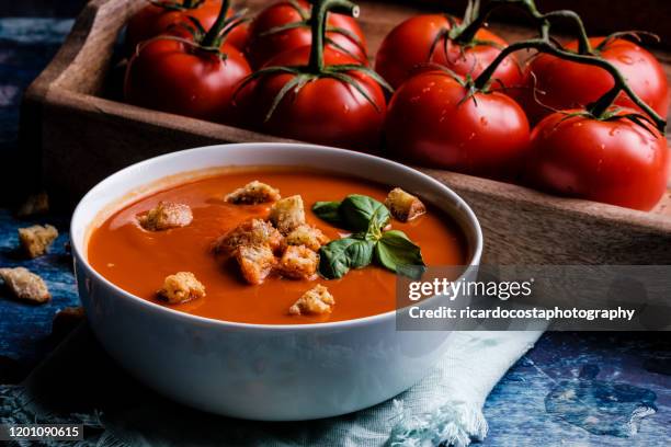 tomatensuppe mit basilikum in einer schüssel - basil stock-fotos und bilder