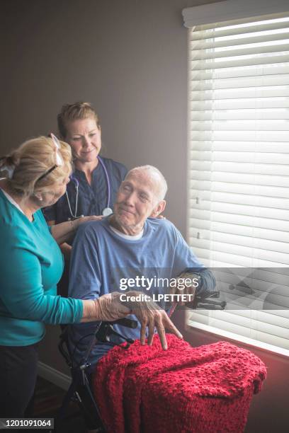 at home care giver - cuidados paliativos fotografías e imágenes de stock