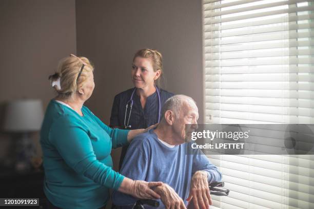 at home care giver - cuidados paliativos fotografías e imágenes de stock