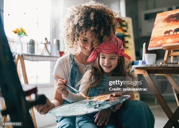 madre e hija pintando juntas - art and craft fotografías e imágenes de stock