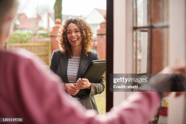 visita de trabajador social - entrada de casa fotografías e imágenes de stock