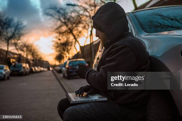 onbekende persoon betrokken bij keyless auto criminaliteit - up on a roof stockfoto's en -beelden