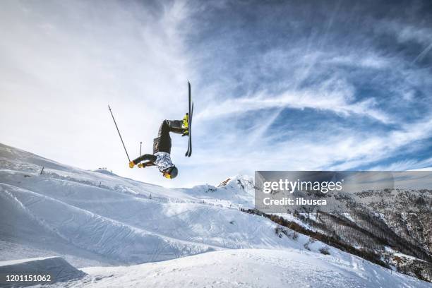 skiër die een backflipsprong in het skigebied van alpen, alpe di mera, piemonte, italië doet - freestyle skiing stockfoto's en -beelden