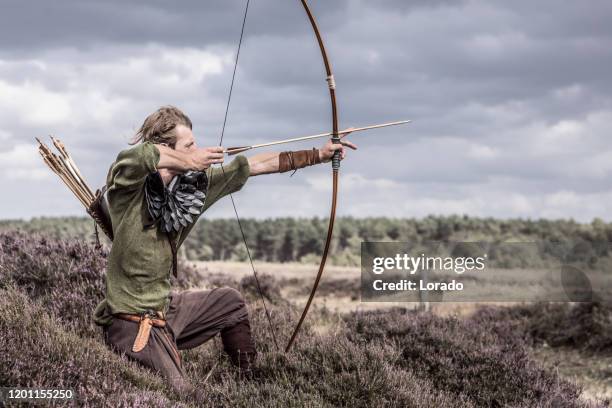 ein individueller wikinger-schützenkrieger auf dem land - hunting arrow stock-fotos und bilder