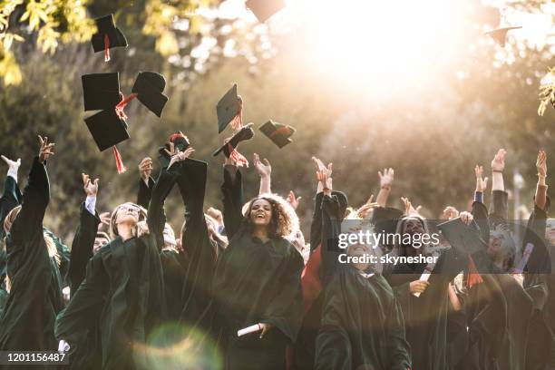 ¡día de graduación! - throwing fotografías e imágenes de stock