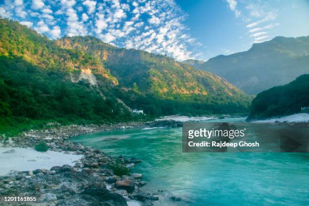 river ganges flowing through rishikesh hills - river ganges - fotografias e filmes do acervo