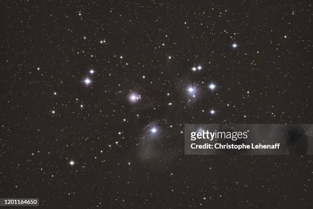 view of the beautiful stars cluster named the pleiades (m45), in the constellation of taurus - signe du taureau photos et images de collection