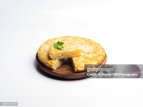 spanish omelet - tortilla de patata fotografías e imágenes de stock