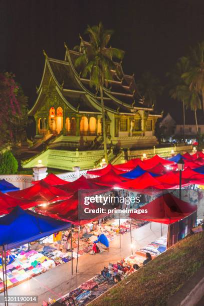 mercato di strada locale di notte a luang prabang - laos foto e immagini stock
