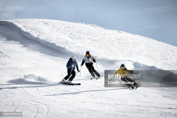 persone che sciano nella stazione sciistica delle alpi, alpe di mera, piemonte, italia - freestyle skiing foto e immagini stock
