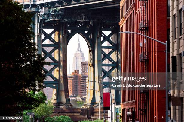 manhattan bridge and manhattan skyline, new york city, usa - rio east imagens e fotografias de stock