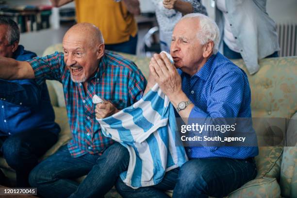 personas mayores viendo partidos deportivos - argentina fan fotografías e imágenes de stock