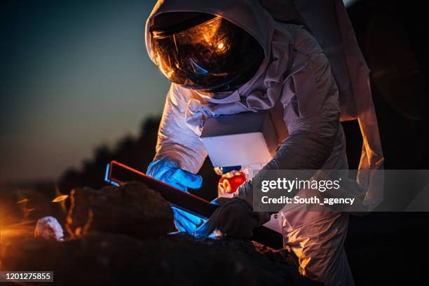 astronauta che raccoglie rocce - missione nello spazio foto e immagini stock