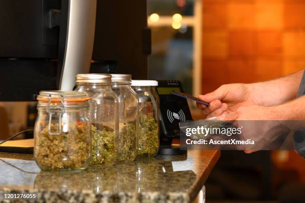 kauf von cannabis mit kreditkarte - cannabis dispensary stock-fotos und bilder