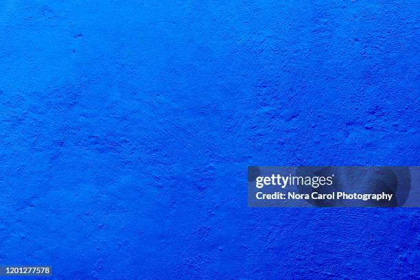 deep blue background with textures - pared azul fotografías e imágenes de stock