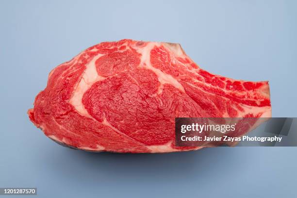 fresh raw uncooked beef steak - balance cuisine stock-fotos und bilder