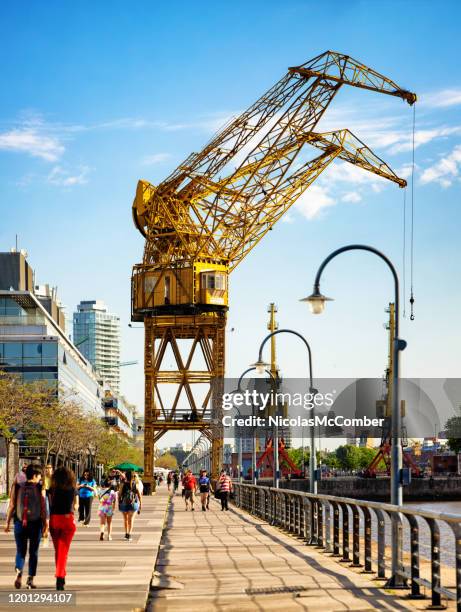 布宜諾斯艾利斯港馬德羅木板人行道場景在日落 - puerto madero 個照片及圖片檔