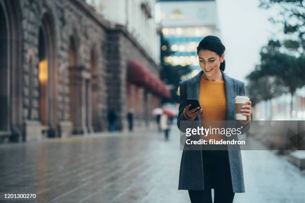 sms'en in de stad - portable information device stockfoto's en -beelden
