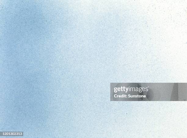 fine grain grunge retro vintage airbrush paint spraypaint texture blue horizontal gradient - spray-de-tinta imagens e fotografias de stock