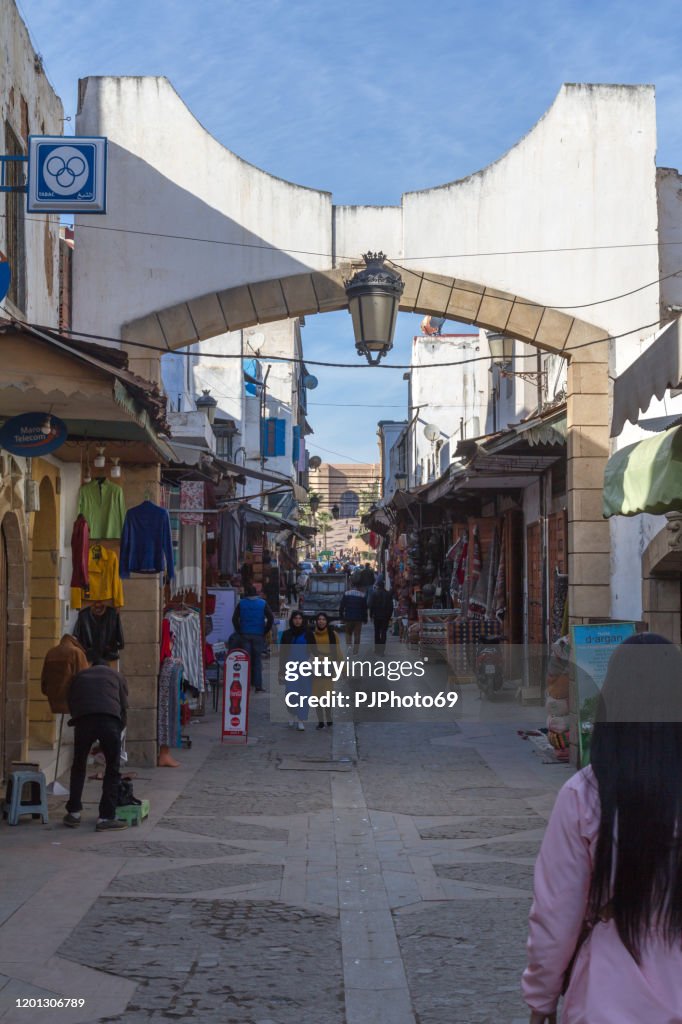 人們走在拉巴特的麥迪那的露天市場 - 摩洛哥