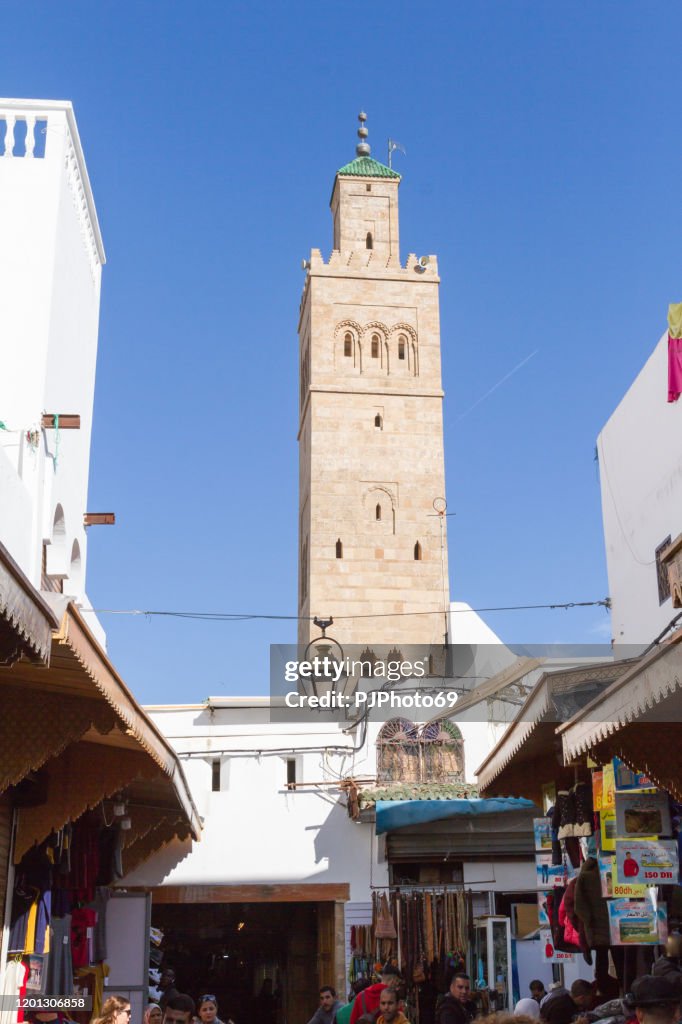 從拉巴特的麥迪那露天市場看尖塔 - 摩洛哥