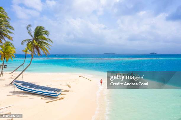 tourist walking on a tropical beach. san blas islands, panama - einsame insel stock-fotos und bilder