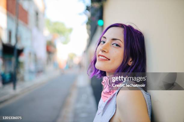 chica de moda posando en la calle en palermo soho, buenos aires - cabello morado fotografías e imágenes de stock