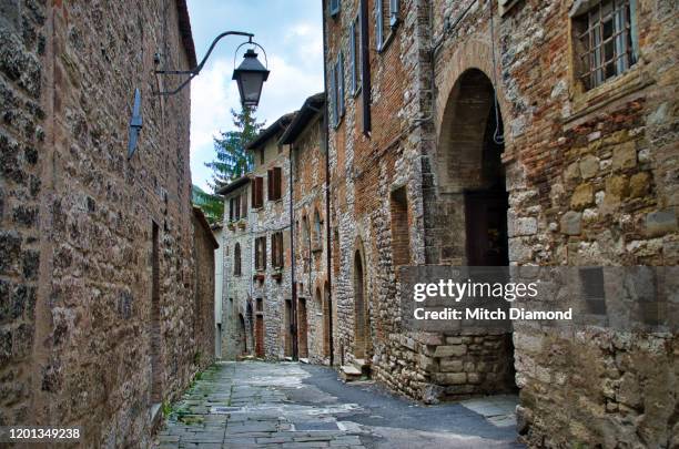 alleyway in medieval gubbio - empty road foto e immagini stock