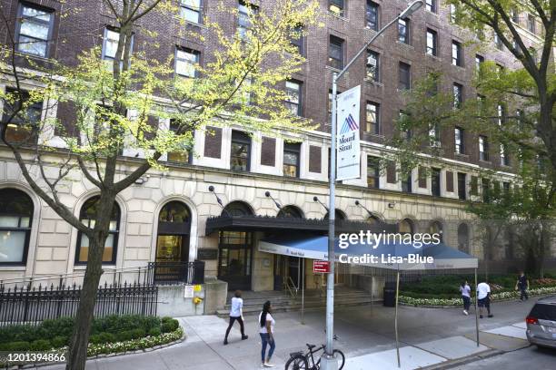 gente caminando frente al mount sinai hospital, midtown manhattan, nyc. - mount sinai hospital manhattan fotografías e imágenes de stock