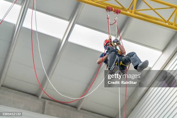 le technicien travaille - rope high rescue photos et images de collection