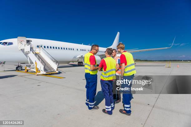 bodenpersonal am flughafen vor flugzeugen - airport ground crew uniform stock-fotos und bilder