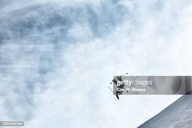 skier haciendo un salto backflip en la estación de esquí de los alpes, alpe di mera, piamonte, italia - freestyle skiing fotografías e imágenes de stock