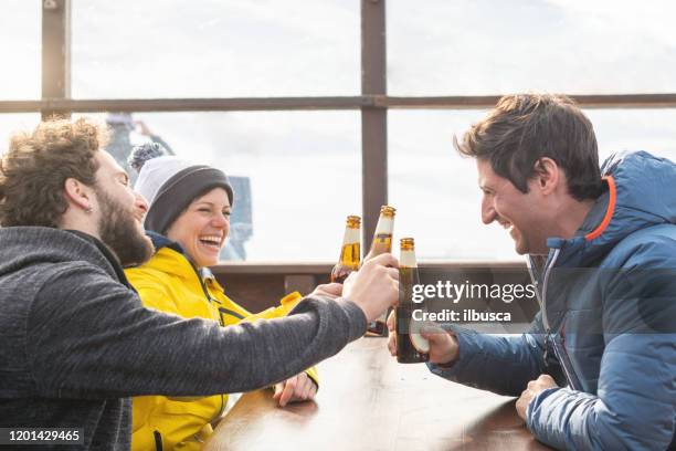 bierpauze na skidag - laura linney lights the empire state building in honor of red nose day stockfoto's en -beelden