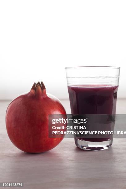 fresh pomegranate and pomegranate juice - antiinflamatório imagens e fotografias de stock