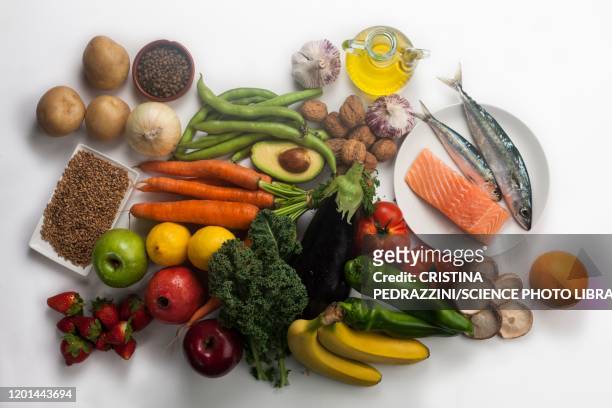 vegetables, fruit, olive oil and fish - mediterraanse gerechten stockfoto's en -beelden