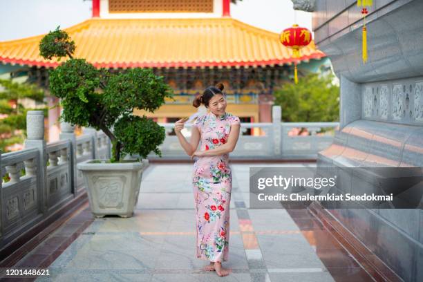 portrait of beautiful woman wearing cheongsam - abito tradizionale cinese foto e immagini stock