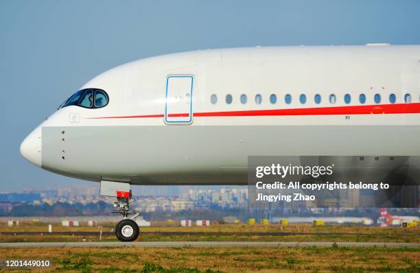 the close side view of head of plane - flugzeug seitlich himmel stock-fotos und bilder