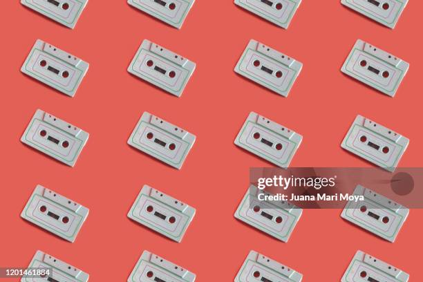 vintage background with white cassette tapes - audio cassettes photos et images de collection