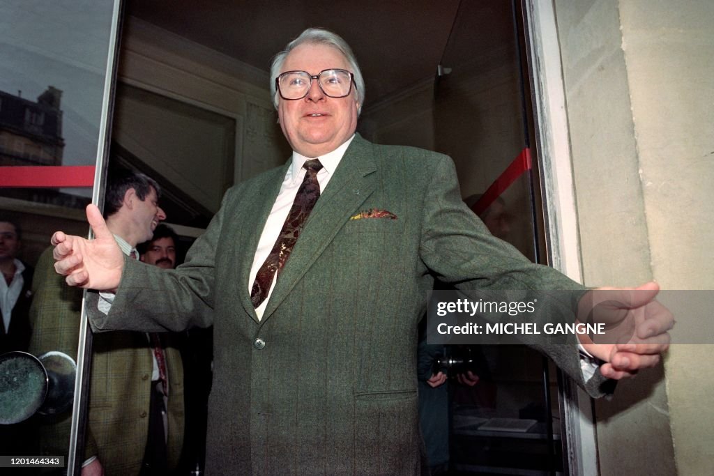 Premier secrétaire du PS, Pierre Mauroy, s'adresse aux journalistes