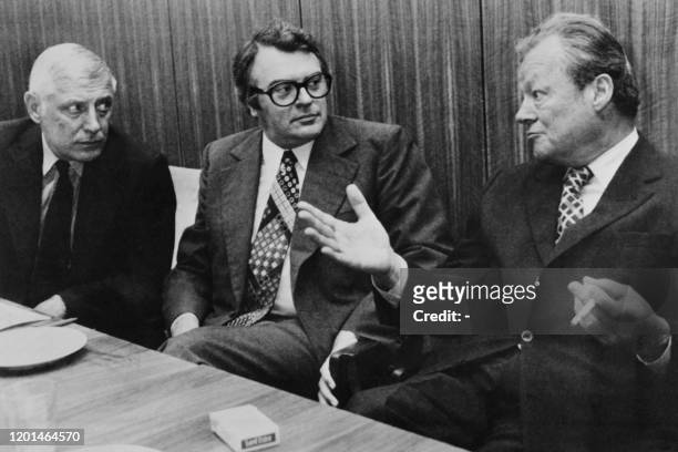 Robert Potillon , Pierre Mauroy, secrétaire général du parti socialiste francais et Willy Brandt , leader du parti social démocrate Allemand, lors...