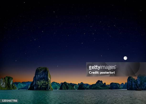 vietnam kalksteen vietnam 's nachts met maan en sterrenhemel - halong bay vietnam stockfoto's en -beelden