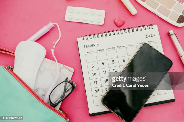 tampon and calendar and feminine products - periode stockfoto's en -beelden