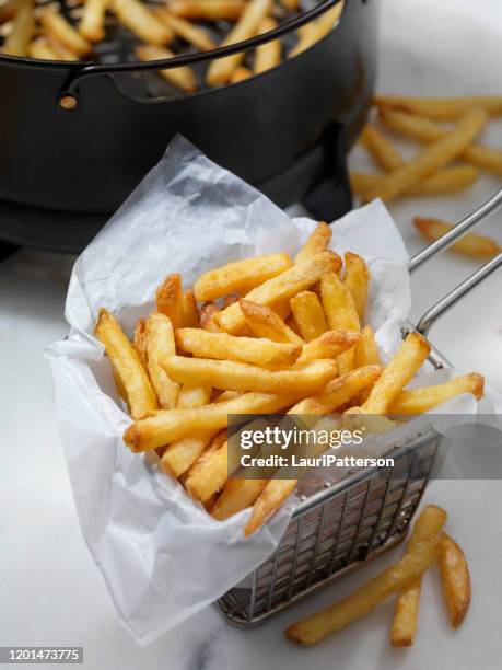 papas fritas fritas fritas fritas y crujientes - freidora fotografías e imágenes de stock