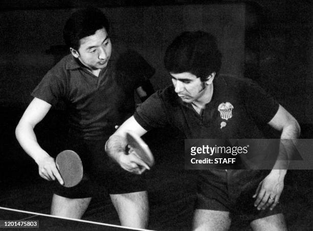 Un pongiste américain s'entraîne avec un pongiste chinois, en avril 1971 à Pekin. Les sportifs américains se rendent pour la première fois en Chine...