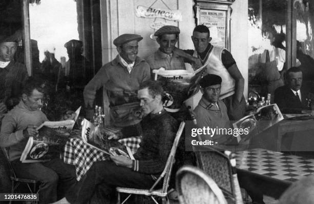 Marcel Masson, Henri Touzard, Henri Prevost, Jean Martinet, Marcel Ilpide, Lucien Lange et Marcel Tissier, les touristes-routiers, lisent "Match" à...